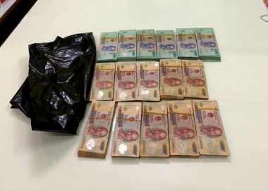 Số tiền tang vật cơ quan chức năng thu giữ tại phòng làm việc của thẩm phán Sớm - Ảnh: L.K.