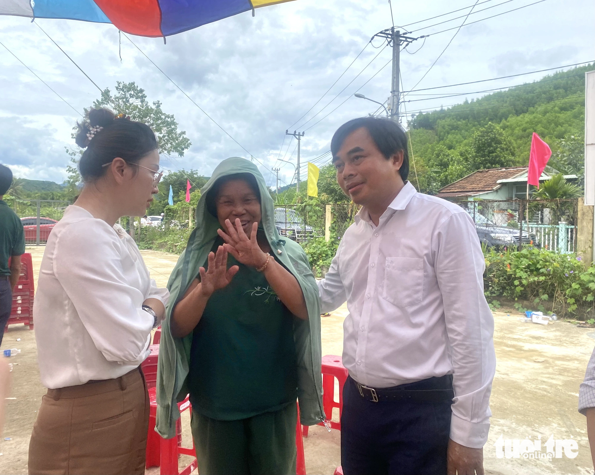 Ông Tô Văn Hùng, bí thư Huyện ủy Hòa Vang, tìm hiểu trực tiếp các hoàn cảnh khó khăn, không thể đưa đón con em đến trường mới và đưa ra giải pháp hỗ trợ - Ảnh: ĐOÀN NHẠN