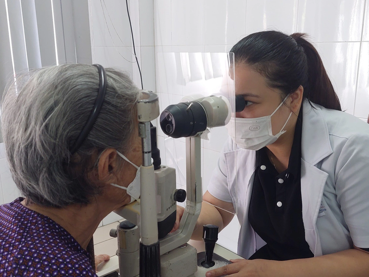 Số lượng người đi khám bệnh đau mắt đỏ liên tục tăng ở Đà Nẵng - Ảnh: S.H.