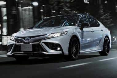 Với biểu phí mới nhất, tiền mua một chiếc Camry Hybrid tại Singapore bằng tiền mua hai căn hộ nhỏ - Ảnh: CarBuyer