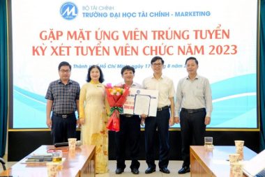 Trường đại học Tài chính - Marketing trao hỗ trợ một lần cho phó giáo sư về trường theo chính sách thu hút - Ảnh: UFM