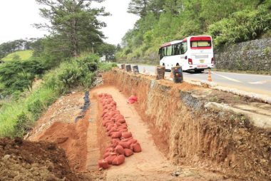 Quốc lộ 27C nối Đà Lạt - Nha Trang liên tục gián đoạn vì sạt lở, sụt lún nền đường - Ảnh: M.V