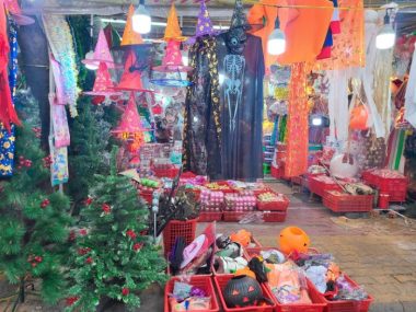 Nhiều cửa hàng bày bán đồ Halloween xen lẫn đồ trang trí Noel - Ảnh: NHẬT XUÂN