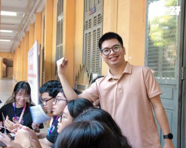 Thầy Nguyễn Văn Ba luôn xuất hiện đầy năng lượng, trẻ trung trong mắt học trò - Ảnh: NVCC