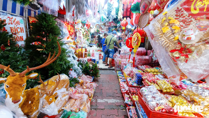 Đồ trang trí Giáng sinh được bày bán sôi động, đa dạng mẫu mã từ cây thông, tuần lộc tới các loại đồ treo nhưng vẫn vắng khách mua - Ảnh: NHẬT XUÂN