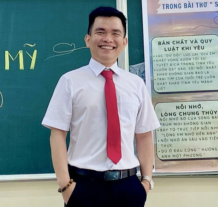Thầy Nguyễn Hoài Linh luôn đem đến cho học sinh những tiết học hấp dẫn và sinh động - Ảnh: NVCC