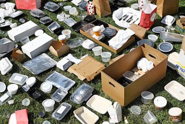 Rất nhiều hàng hóa đặt mua online hiện nay phải dùng các bao bì bằng chất liệu khó phân hủy như thế này - Ảnh: Washington Post Rất nhiều hàng hóa đặt mua online hiện nay phải dùng các bao bì bằng chất liệu khó phân hủy như thế này - Ảnh: Washington Post