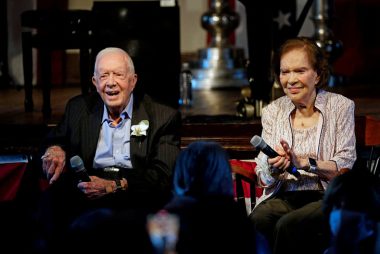Cựu tổng thống Mỹ Jimmy Carter và cựu đệ nhất phu nhân Rosalynn Carter ngồi cùng nhau trong tiệc chiêu đãi kỷ niệm 75 năm ngày cưới của họ ở Plains, bang Georgia, Mỹ vào ngày 10-7-2021 - Ảnh: REUTERS