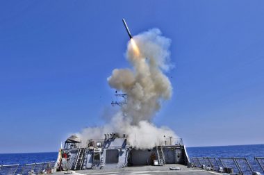 Tàu khu trục Barry của Hải quân Mỹ phóng tên lửa hành trình Tomahawk vào tháng 3-2011 - Ảnh: JAPAN TIMES 