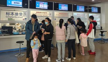Các gia đình xếp hàng tại khoa cấp cứu của một bệnh viện ở thành phố Thượng Hải, Trung Quốc hôm 14-11 - Ảnh: CNN/ALAMY