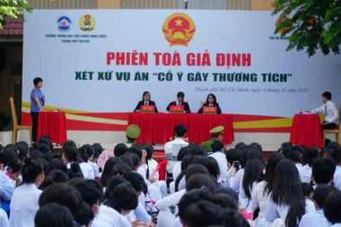 Phiên tòa giả định với chủ đề phòng chống bạo lực học đường tại Trường THPT Bình Chiểu - Ảnh: ĐAN THUẦN