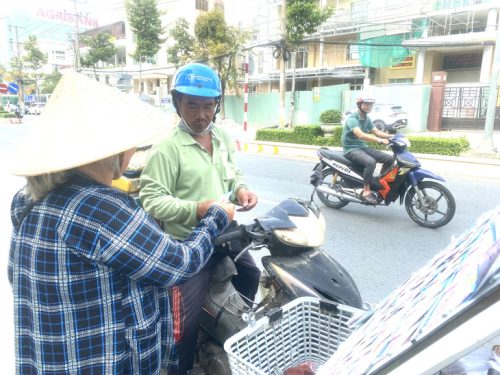 Cần tăng hoa hồng cho những người bán vé số dạo - Ảnh: KHẮC TÂM