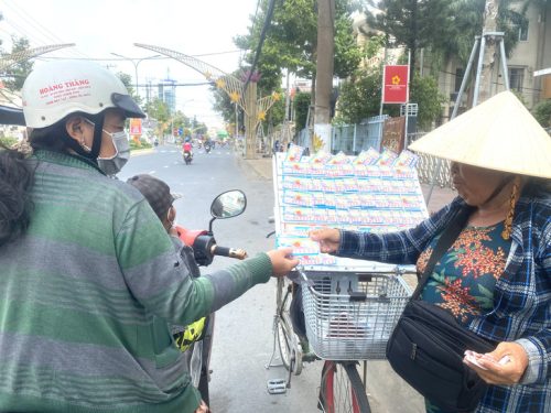 Người bán và người mua vô tư đậu xe dưới lòng đường trung tâm Trần Hưng Đạo, TP Sóc Trăng, gây mất an toàn giao thông - Ảnh: KHẮC TÂM