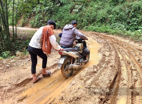 Cận cảnh một bản nghèo, heo hút ở Thanh Hóa, dân dùng cáng võng khiêng người ốm đi bệnh viện- Ảnh 6.