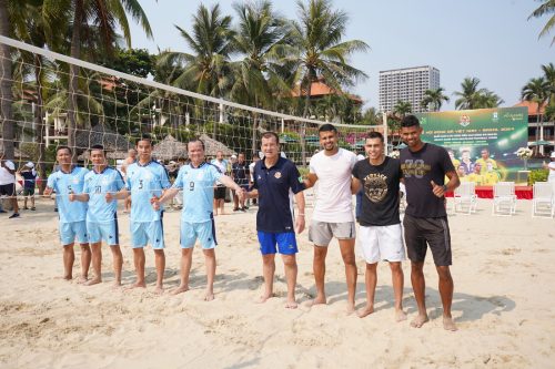 Huấn luận viên Dunga và các cầu thủ trẻ giao lưu Footvolley cùng khán giả Đà Nẵng - Ảnh: VĂN TÍN