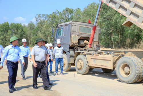 Thủ tướng Phạm Minh Chính và đoàn công tác đi kiểm tra hiện trường - Ảnh: VGP