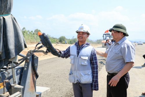 Thủ tướng biểu dương Ban Quản lý dự án, các nhà thầu đã chủ động, tích cực triển khai dự án, ngày càng có thêm kinh nghiệm từ các dự án trước - Ảnh: VGP