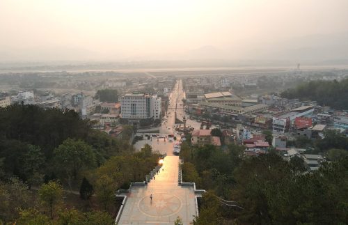 Trung tâm thành phố Điện Biên Phủ. Nút giao giữa đường Võ Nguyên Giáp và đường Trần Đăng Ninh, thành phố Điện Biên Phủ.