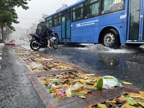 "Điệp khúc" đường bong tróc, miệng cống đầy rác tiếp diễn ở khu vực chợ Thủ Đức- Ảnh 5.