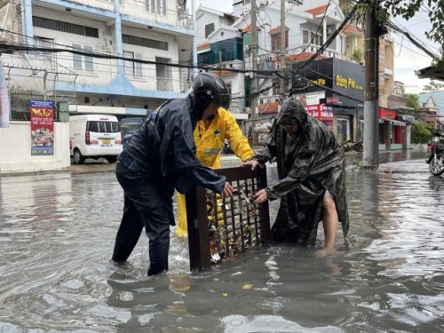 "Điệp khúc" đường bong tróc, miệng cống đầy rác tiếp diễn ở khu vực chợ Thủ Đức- Ảnh 4.