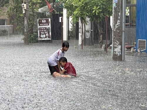 "Điệp khúc" đường bong tróc, miệng cống đầy rác tiếp diễn ở khu vực chợ Thủ Đức- Ảnh 2.