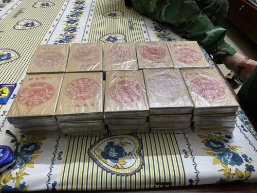 Cô gái 19 tuổi vận chuyển 15kg ma túy, 40 bánh heroin- Ảnh 2.