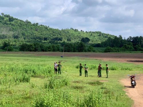 Tài xế xe đông lạnh chặn đường cô gái, ép vào đồi cừu hiếp dâm- Ảnh 1.