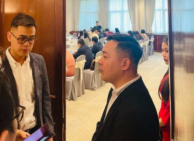 Phóng viên bị ngăn vào gặp gỡ báo chí về kẹo rau củ có Hằng Du Mục, Quang Linh Vlogs quảng cáo- Ảnh 1. Phóng viên bị ngăn vào gặp gỡ báo chí về kẹo rau củ có Hằng Du Mục, Quang Linh Vlogs quảng cáo- Ảnh 1.