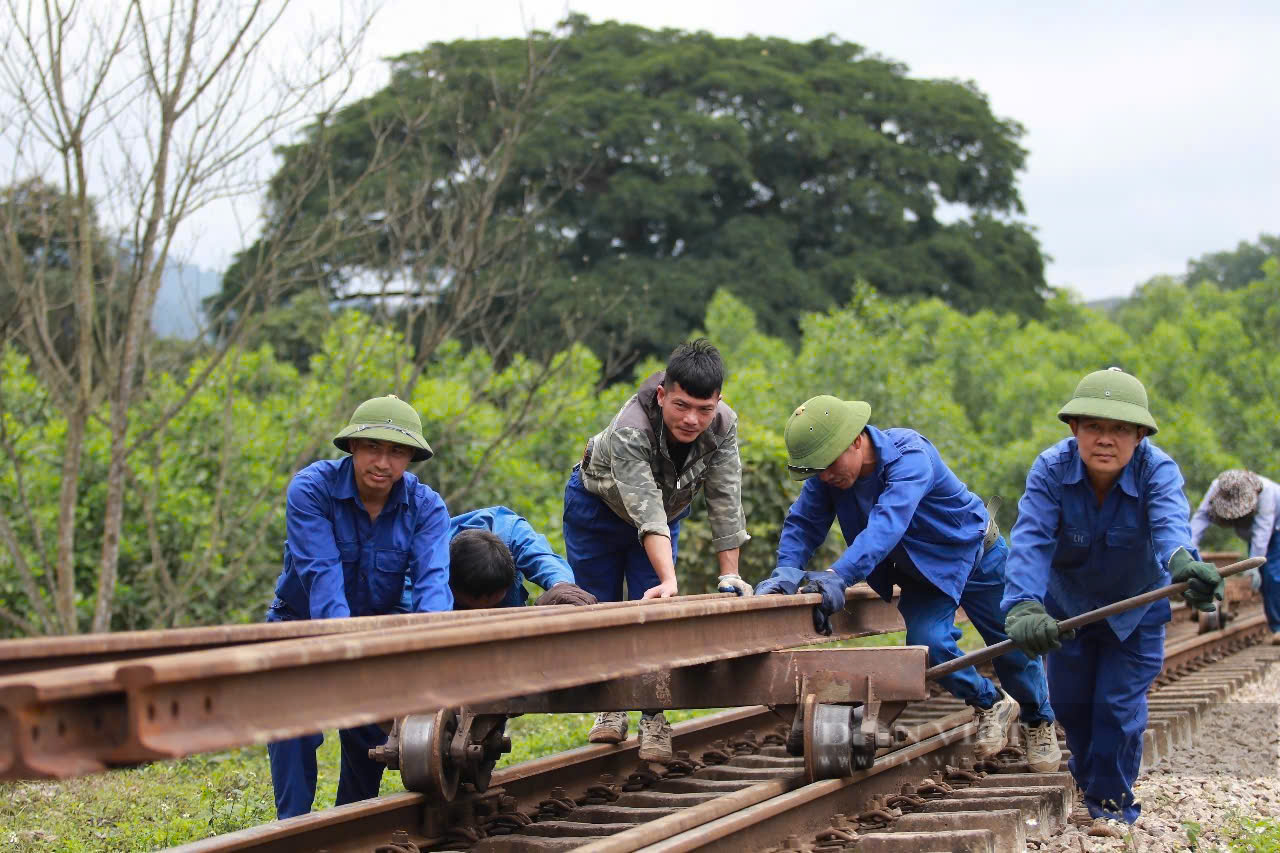 Hiện trường vụ tàu hỏa va chạm xe tải, đường sắt Bắc - Nam tê liệt ở Hà Tĩnh- Ảnh 13.