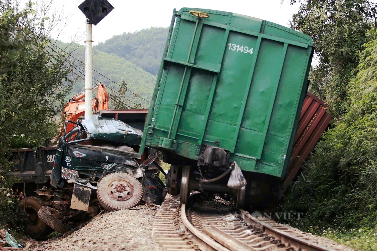 Hiện trường vụ tàu hỏa va chạm xe tải, đường sắt Bắc - Nam tê liệt ở Hà Tĩnh- Ảnh 2.