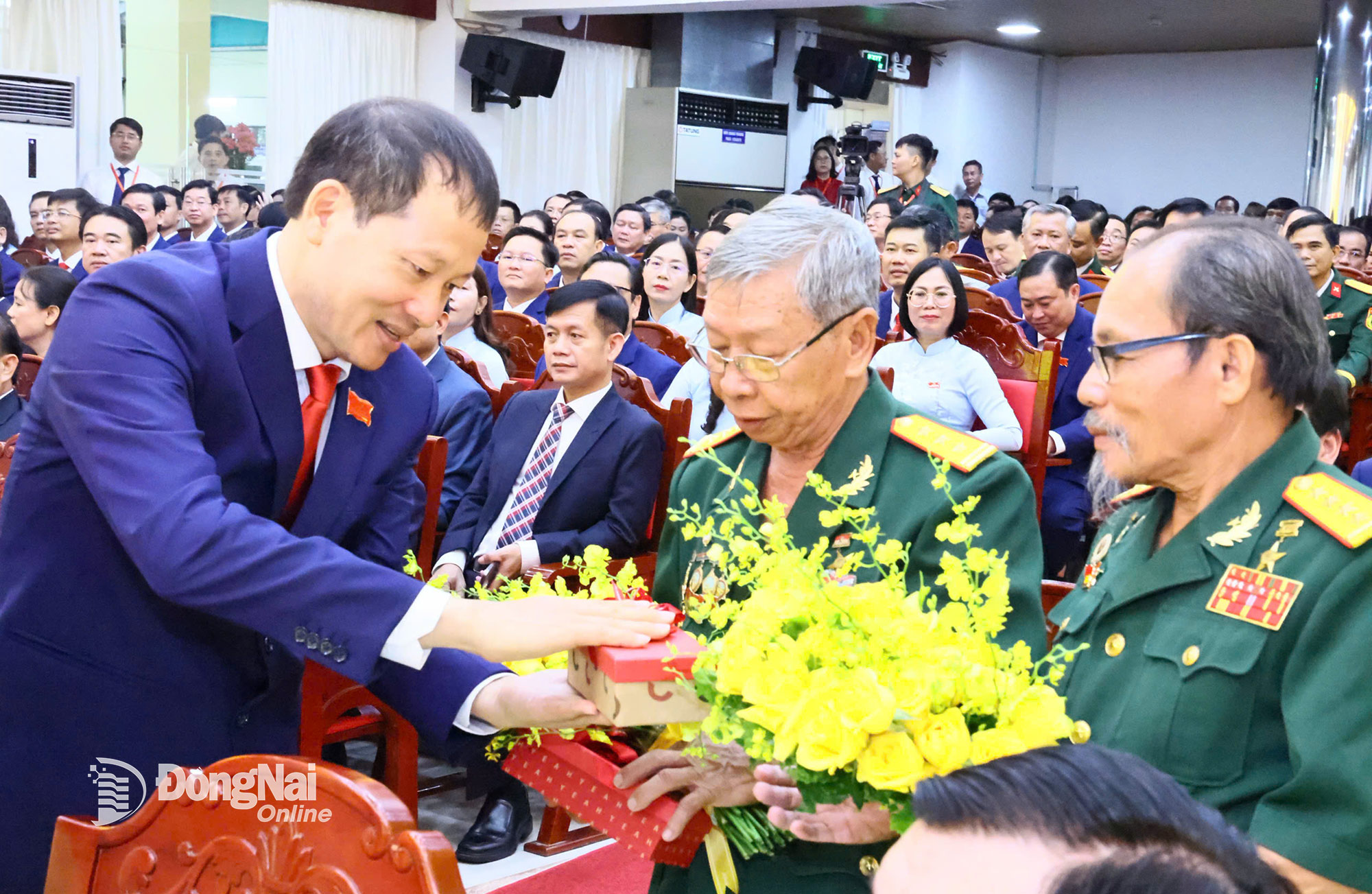 Bí thư Tỉnh ủy, Trưởng đoàn Đại biểu Quốc hội tỉnh Đồng Nai Vũ Hồng Văn tặng hoa các anh hùng lực lượng vũ trang tham dự đại hội. Ảnh: Công Nghĩa