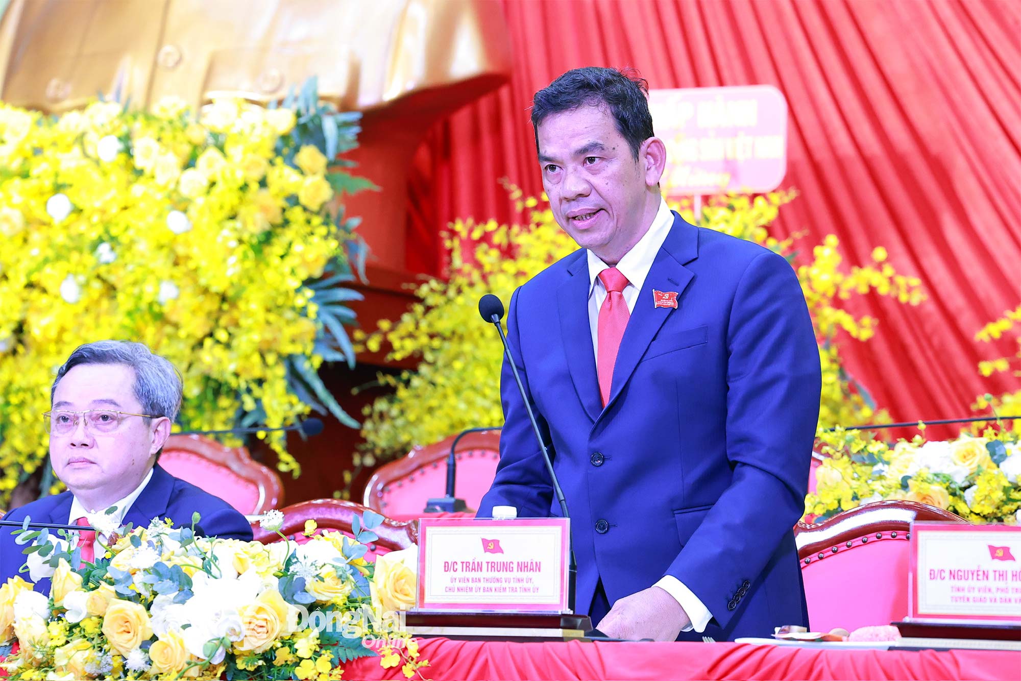 Ủy viên Ban Thường vụ Tỉnh ủy, Chủ nhiệm Ủy ban Kiểm tra Tỉnh ủy, Tổ trưởng Tổ Thảo luận chuyên đề Xây dựng Đảng và hệ thống chính trị Trần Trung Nhân phát biểu tại phiên thảo luận. Ảnh: Công Nghĩa